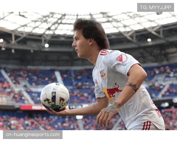 替补席的守望:伤病中的莱比锡前锋焦急关注队友比赛